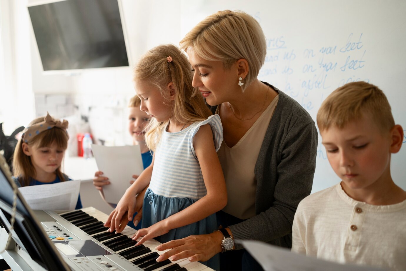 side-view-girl-learning-play-piano_23-2149613758.jpg